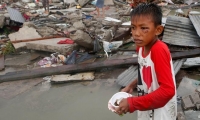 تدفق المساعدات الى الفلبين بعد اعصار هايان الرهيب