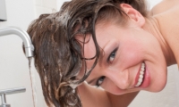لماذا يُمنع تمشيط الشعر بعد غسله مباشرة؟!