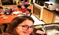 أصالة في سيلفي المطبخ مع أطفالها