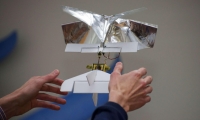 حشرة إلكترونية طائرة ثلاثية الأبعاد من دون طيار