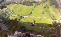 مغامر روسى يقفز من ارتفاع 400 متر بمظلة مثبتة فى جلد ظهره