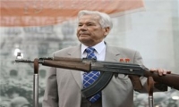 وفاة مصمم السلاح الأسطوري الروسي كلاشنيكوف