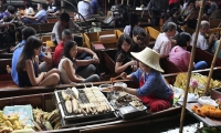 سوق دامنوين سادواك العائم في تايلاند
