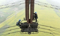 أشجع عمال الكهرباء في العالم في مهمة على قمة الأبراج العملاقة