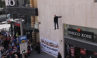 رجل يقف بالهواء  في تل أبيب