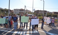 كفرمندا: وقفة احتجاجية عند مفرق المعاصر ومطالب بإيجاد حل جذري 