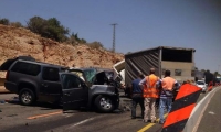 اصابات متفاوتة في حادث طرق بين شاحنة ومركبة خصوصية