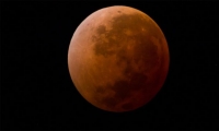 ظاهرة فلكية نادرة اليوم: القمر الدموي في أطول خسوف بالقرن الـ21