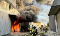 اندلاع حريق في مبنى تجاري بالمنطقة الصناعية في كفرقاسم