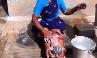 شاهد فيديو – لـ أغرب طرق استحمام الاطفال في الهند