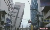 بالفيديو: لحظات مرعبة لانهيار عمارة ضخمة على المبنى المقابل لها