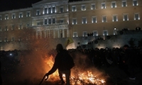 اشتباكات عنيفة بين محتجين والشرطة خلال تظاهرة في اليونان