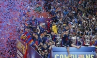 لاعبو برشلونة الاسباني يجوبون شوارع كتلونيا إحتفالًا 