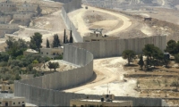 يعالون: إسرائيل ستبني جدارا بين الخليل وكريات غات