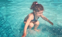 طفلة تحير العالم بصورتها.. هل هي فوق أم تحت الماء؟