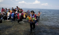 خفر السواحل ينقذ 371 مهاجرا من البحر في ايطاليا