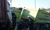 مصرع سائق شاحنة في حادث سير بين شاحنتين