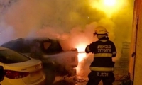 مجهولون يضرمون النار بسيارة مواطن والتسبب بأضرار مادية