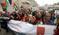 مسيرة نسوية لمناسبة يوم المرأة في رام الله أمام حاجز قلنديا