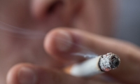 محكمة إنجليزية تقضي بإبعاد طفل عن والديه لشراهتهم في التدخين