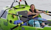 سونيا بومستين تنطلق برحلة لتصبح أول امرأة تعبر المحيط الهادي في قارب 