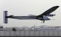 طائرة تعمل بالطاقة الشمسية تنطلق في أول رحلة حول العالم من أبو ظبي 