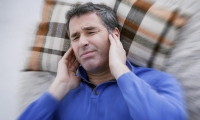 لماذا نُصاب بطنين الأذن؟
