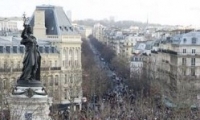 مئات الآلاف يشاركون في مسيرة باريس