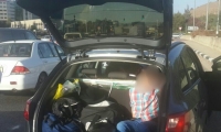لم يبقى مكان في السيارة فوضع طفله بصندوقها الخلفي وسافر