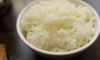 خبراء يحذرون من أخطاء خطيرة في طهي الأرز وحفظه