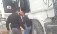 فيديو لشرطي يعتدي على رجل مقدسي
