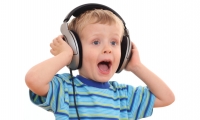 تحذير: سماعات الأذن قد تضر أطفالكم