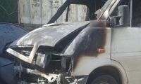 مجهولون يضرمون النار في بسيارة في جلجولية 