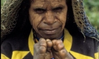 قبيلة بدائية تبتر أصابع النساء حدادًا على الموتى