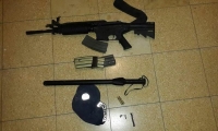 ضبط اسلحة وذخيرة واعتقال مشتبهين 