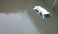 العثور على جثة شخص غمرت سيارته مياه الأمطار