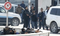 مسلحون يهاجمون متحفا بتونس ويقتلون تونسيين و17 سائحا أجنبيا