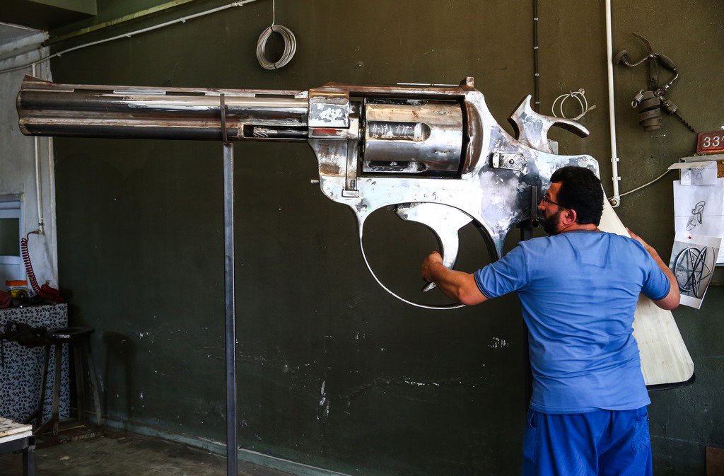حداد تركي يصنع أضخم مسدس في العالم