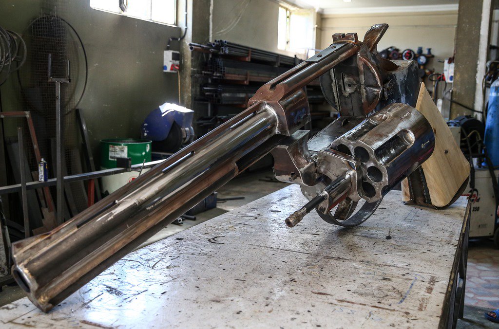 حداد تركي يصنع أضخم مسدس في العالم