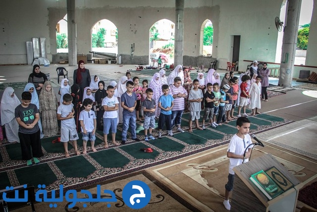 طلاب مخيّم مدرسة أجيال يتعلمون صلاة العيد - مؤسسة القلم 