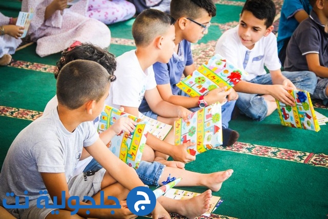 طلاب مخيّم مدرسة أجيال يتعلمون صلاة العيد - مؤسسة القلم 