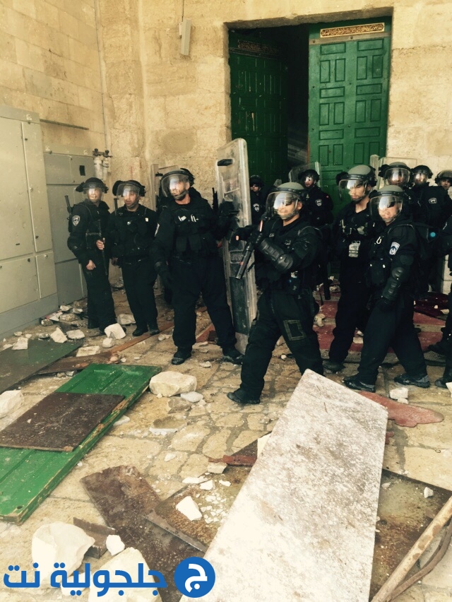 مواجهات عنيفة بين في المسجد الأقصى 