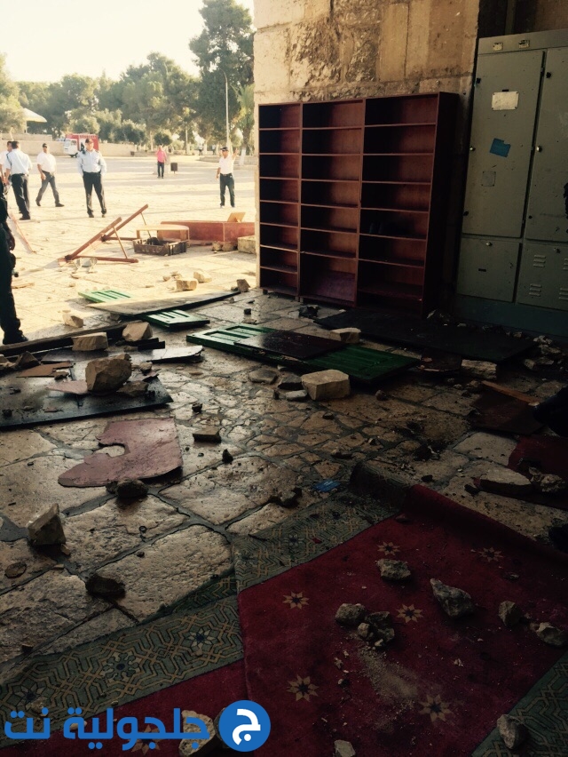 مواجهات عنيفة بين في المسجد الأقصى 