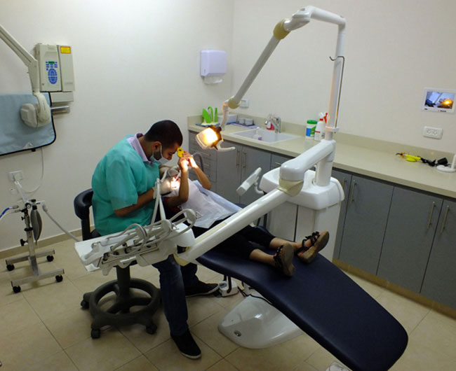 عيادة طب أسنان - بإدارة الدكتور حمزة رابي