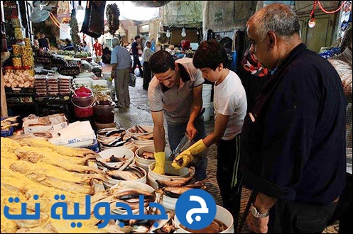 اقبال على شراء ’الفسيخ’ لعيد الفطر في مدينة نابلس