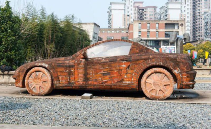 صيني يصنع سيارة مرسيدس من الحجارة