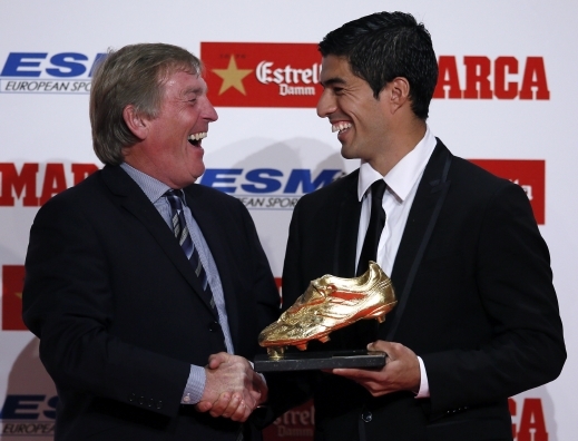 سواريز يتسلم جائزة الحذاء الذهبي كأفضل هداف 2013-2014