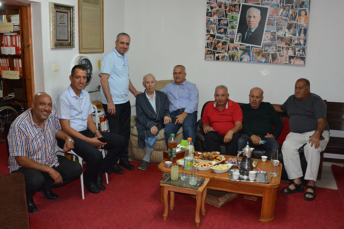 رئيس المجلس وعدد من الاعضاء بزيارة للأديب مصطفى مرار