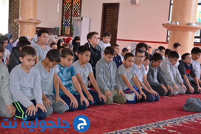 طلاب مدرسة أجيال يؤدون صلاة الاستسقاء في مسجد الروضة في جلجولية 