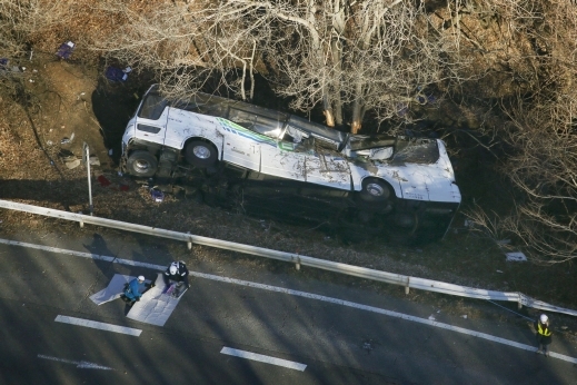 مصرع 14 سائحا وإصابة 27 بانقلاب حافلة في اليابان